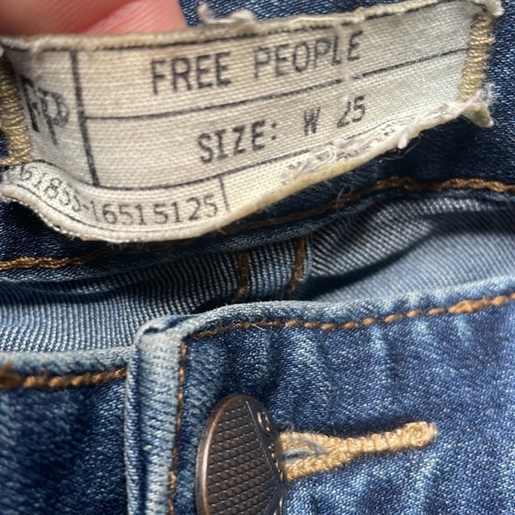 Free People Denim Jeans Dark Wash busted, knees size 25 - Picture 4 of 8